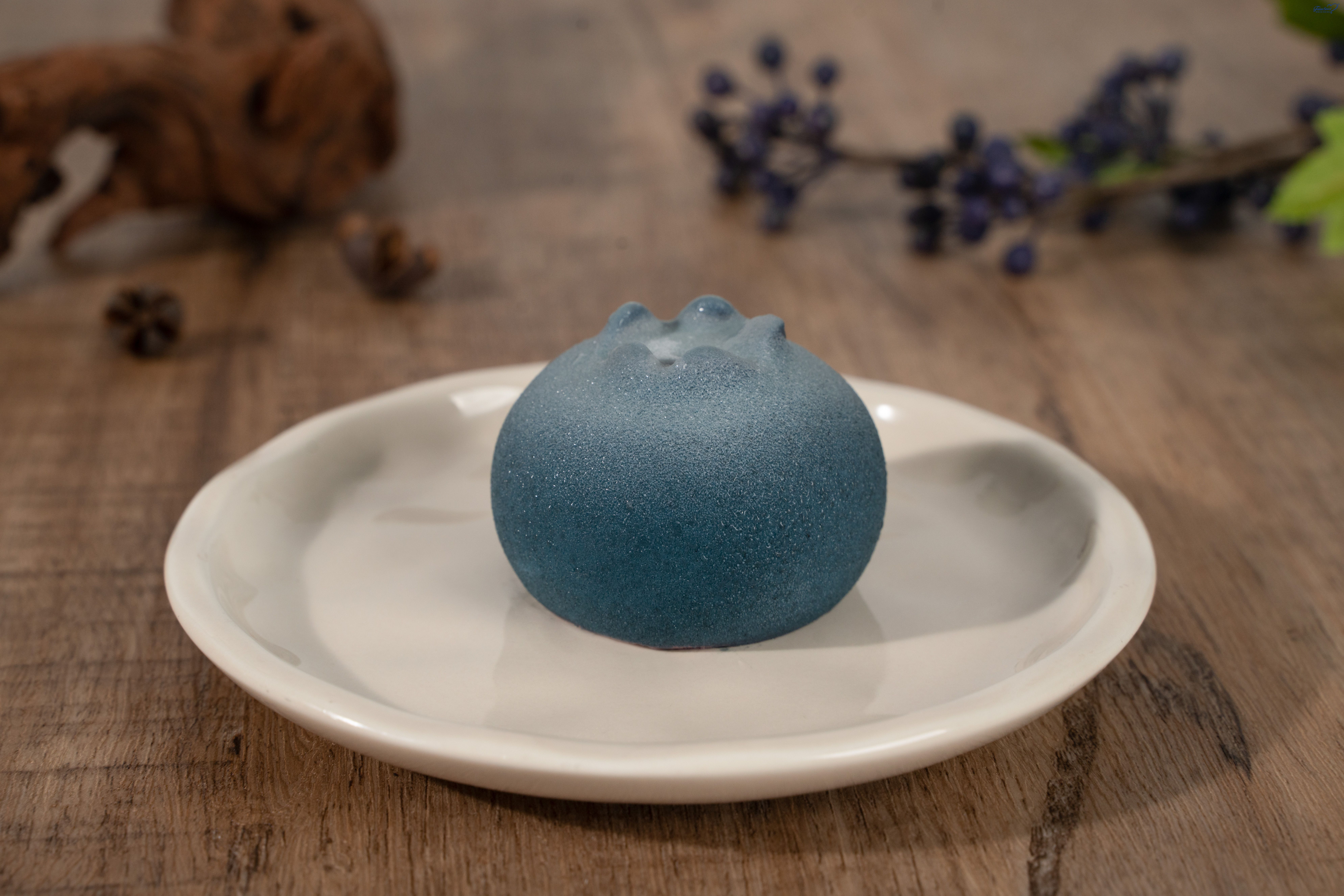 ブルーベリーの形のムースケーキ